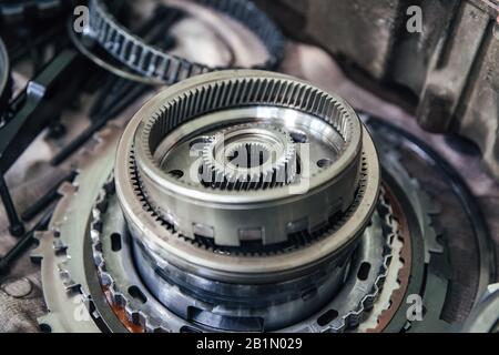 Détails d'une transmission automatique démontée d'une voiture de tourisme avec une faible profondeur de champ Banque D'Images