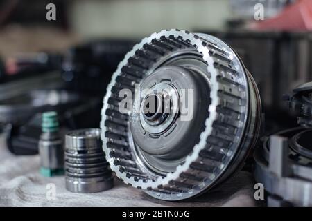 Détails d'une transmission automatique démontée d'une voiture de tourisme avec une faible profondeur de champ Banque D'Images