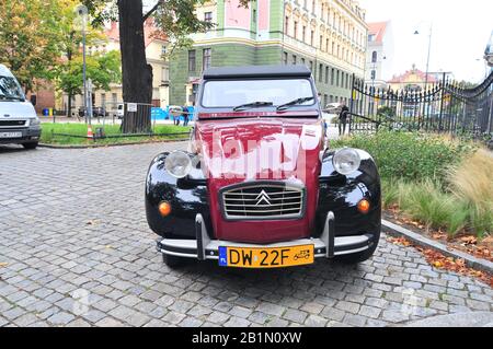 Wroclaw, Pologne, Octobre 2019. Old Citroën 2 CV Charleston debout sur la rue de Wroclaw. Banque D'Images