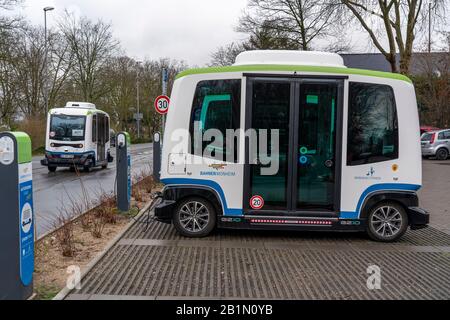 En voiture autonome en bus public, à Monheim, en Allemagne, 5 bus électriques, jusqu'à 15 passagers de voiture toutes les 5 minutes de la vieille ville à la station de bus Banque D'Images