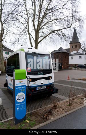 En voiture autonome en bus public, à Monheim, en Allemagne, 5 bus électriques, jusqu'à 15 passagers de voiture toutes les 5 minutes de la vieille ville à la station de bus Banque D'Images