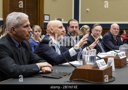 Washington, États-Unis. 26 février 2020. De gauche à droite, Anthony Fauci, directeur de l'Institut national des allergies et des maladies infectieuses des NIH; Stephen M. Hahn, commissaire à l'alimentation et aux médicaments de l'Administration des aliments et drogues; Alex Azar, Secrétaire de la Santé et des Services humains (HHS), Robert Kadlec, Secrétaire adjoint de la HHS pour la préparation et la réponse et Robert R. Redfield, Directeur des Centres.pour le contrôle et la prévention des maladies, témoignent du Coronavirus lors d'une audience du sous-comité de l'énergie et du commerce à la Chambre des communes sur Capitol Hill à Washington, DC. Crédit: Upi/Alay Live News Banque D'Images