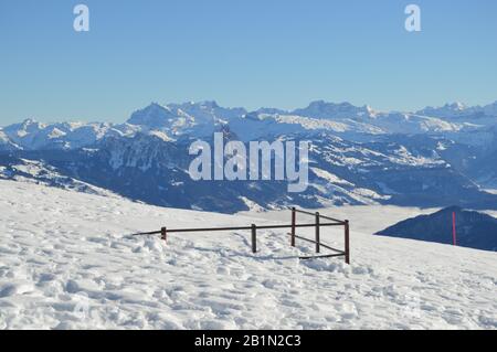 Vue panoramique alipne et la neige vue depuis le Mont Rigi Kulm Kaltbad près de Gersau Suisse Banque D'Images