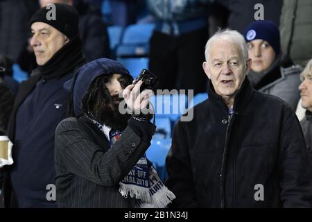 Londres, ANGLETERRE - 26 FÉVRIER ventilateur de Millwall prenant des photos lors du match de championnat de pari du ciel entre Millwall et Birmingham City à la Den, Londres le mercredi 26 février 2020. (Crédit: Ivan Yordanov | MI News)la photographie ne peut être utilisée qu'à des fins de rédaction de journaux et/ou de magazines, licence requise à des fins commerciales crédit: Mi News & Sport /Alay Live News Banque D'Images