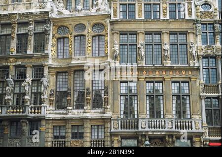 Détail architectural des bâtiments historiques européens, dont le Renard, le Cornet et la Louve à la Grand Place, Bruxelles, Belgique Banque D'Images