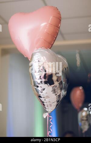 ballons en forme de coeur en rose et argent utilisés pour décorer un lieu de mariage Banque D'Images