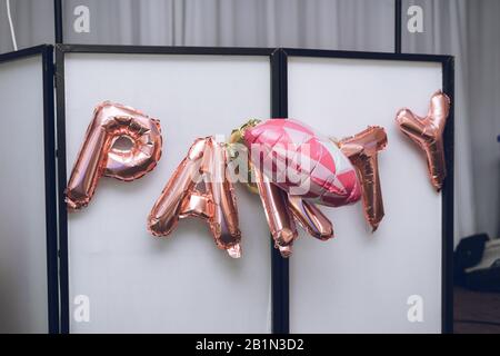 des bulles avec le mot party sont épelées sur le mur Banque D'Images