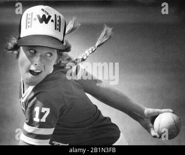 Tous les pichets de ligue de filles avec de longs cheveux et l'intention de gagner avec des queues de porc à 12 ans Banque D'Images