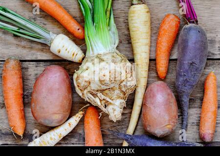 Mélange de fermiers frais commercialisent des légumes d'en haut sur l'ancienne planche en bois. Une alimentation saine. Vue de dessus Banque D'Images