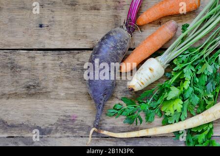 Mélange de fermiers frais commercialisent des légumes d'en haut sur l'ancienne planche en bois. Une alimentation saine. Vue de dessus Banque D'Images