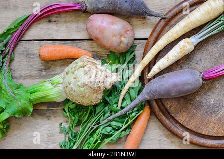 Mélange de fermiers frais commercialisent des légumes d'en haut sur l'ancienne planche en bois. Une alimentation saine. Vue de dessus Banque D'Images