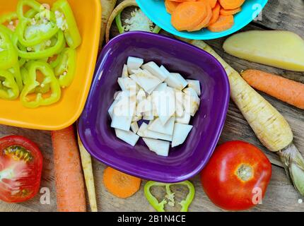 Mélange de fermiers frais commercialisent des légumes d'en haut sur l'ancienne planche en bois. Une alimentation saine. Vue de dessus Banque D'Images