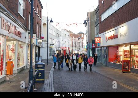 BOSTON, Royaume-Uni : les gens marchent le long du quartier commerçant du Strait Bargate avant Noël..Boston Lincolnshire Banque D'Images