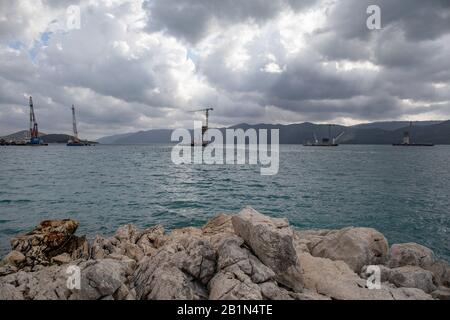 (200226) -- KOMARNA, 26 février 2020 (Xinhua) -- la photo prise le 26 février 2020 montre le chantier du pont Peljesac près de Komarna, Croatie. Un consortium chinois dirigé par China Road and Bridge Corporation (CRBC) a remporté la candidature pour la première phase du pont et ses routes d'accès en janvier 2018. Le pont de 2,4km de long à câbles reliera la pointe sud du continent croate à la péninsule de Peljesac. (Grgo Jelavic/Pixsell Via Xinhua) Banque D'Images