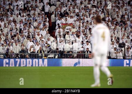 Les fans du Real Madrid dans les stands lors du tour de 16 matchs de la Ligue des Champions de l'UEFA à Santiago Bernabeu, Madrid. Banque D'Images