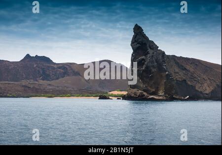 Pinnacle rock parmi les extraordinaires formations rocheuses de lave sur l'île de Santiago, les îles Galapagos, Équateur Banque D'Images