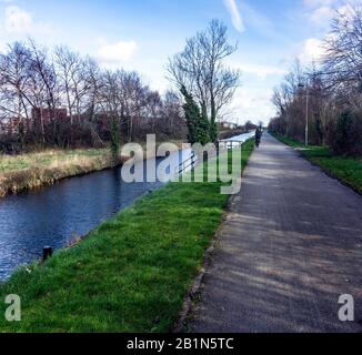 Le chemin du cycle le long du Grand Canal à Clondalkin, Dublin, Irlande. Banque D'Images