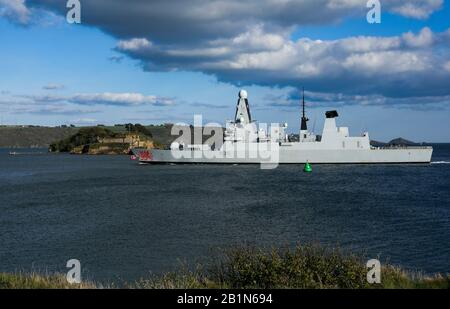 Le destroyer de type 45 HMS Dragon à Plymouth Sound lorsqu'elle sort en mer Banque D'Images