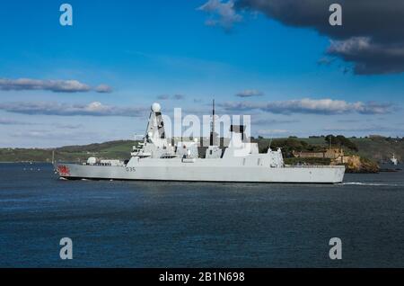 Le destroyer de type 45 HMS Dragon à Plymouth Sound lorsqu'elle sort en mer Banque D'Images