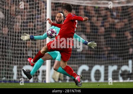 Wilfredo Caballero, de Chelsea, fait une économie pour nier Robert Lewandowski du Bayern Munich - Chelsea / Bayern Munich, UEFA Champions League - Round of 16 First Leg, Stamford Bridge, Londres, Royaume-Uni - 25 février 2020 Banque D'Images