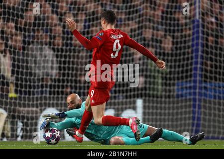 Wilfredo Caballero, de Chelsea, fait une économie pour nier Robert Lewandowski du Bayern Munich - Chelsea / Bayern Munich, UEFA Champions League - Round of 16 First Leg, Stamford Bridge, Londres, Royaume-Uni - 25 février 2020 Banque D'Images