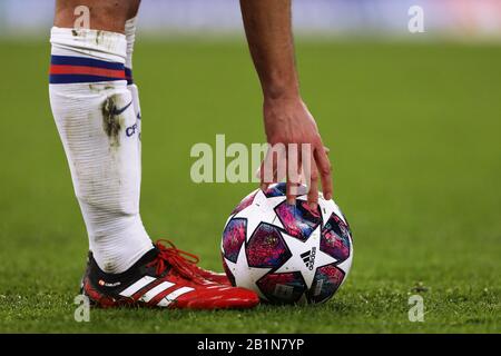 Istanbul 20 officiel Adidas match ball est placé par Cesar Azpilicueta de Chelsea - Chelsea / Bayern Munich, UEFA Champions League - Round of 16 First Leg, Stamford Bridge, Londres, Royaume-Uni - 25 février 2020 Banque D'Images