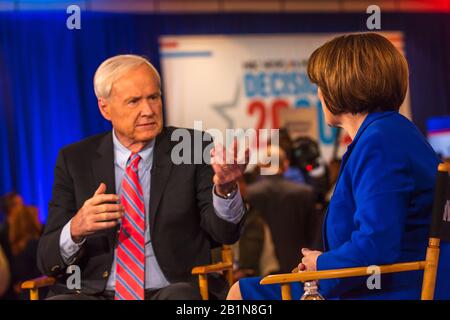19 février 2020, LAS VEGAS, NEVADA - États-Unis -Chris Matthews de MSNBC interviewe le candidat démocrate à la présidence, le sénateur Amy Klobuchar, lors Du Débat présidentiel Banque D'Images