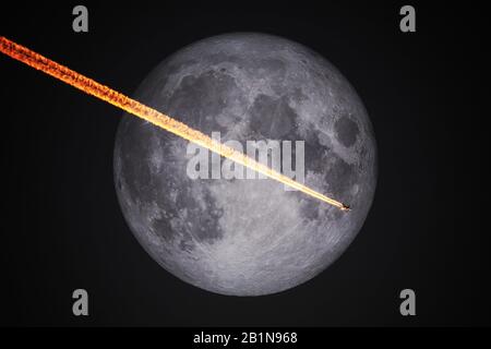 Objet volant avec queue de feu contre le ciel de nuit et pleine lune, Allemagne, Studio Banque D'Images