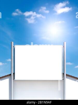 Graphique d'ordinateur tridimensionnel, mur publicitaire blanc emptz contre ciel bleu, Europe, Allemagne Banque D'Images