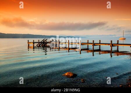 Lac Starnberg avec pont de bateau au lever du soleil, Allemagne, Bavière Banque D'Images