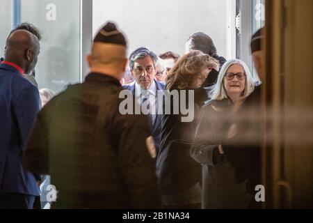 Paris, France. 26 février 2020. L'ancien Premier ministre français François Fillon (C) arrive au palais de justice de Paris pour l'audience d'ouverture de son procès sur de fausses allégations d'emploi à Paris, en France, le 26 février 2020. Crédit: Aurelien Morissard/Xinhua/Alay Live News Banque D'Images