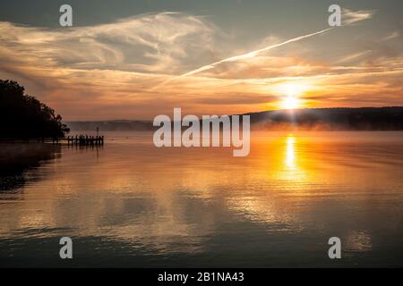 Lac Starnberg au lever du soleil, Allemagne, Bavière Banque D'Images