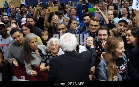 Le candidat démocrate à la présidence, le sénateur Bernie Sanders, s'adresse à ses partisans lors d'un rassemblement de campagne au Charleston Area Convention Center. Le primaire démocratique de Caroline du Sud aura lieu dans trois jours. Banque D'Images