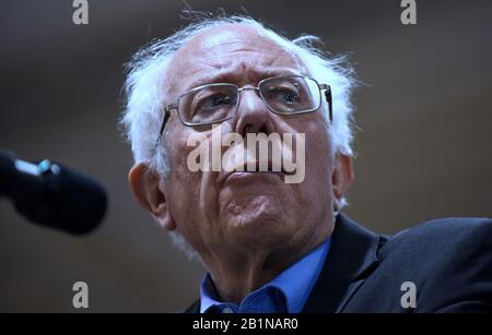 Le candidat démocrate à la présidence, le sénateur Bernie Sanders, s'adresse à ses partisans lors d'un rassemblement de campagne au Charleston Area Convention Center. Le primaire démocratique de Caroline du Sud aura lieu dans trois jours. Banque D'Images