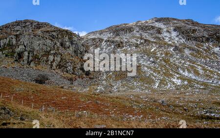 Rochers irréguliers Corrie Fee Corries à Glen Doll situé dans le parc national de Cairngorms en Ecosse au sommet de Glen Clova près de Kirriemuir, Royaume-Uni Banque D'Images