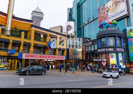 Clifton Hill, connu sous le nom de « Street of Fun », l'une des principales promenades touristiques de Niagara Falls, en Ontario. Banque D'Images