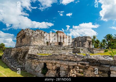 Tulum, Quintana Roo, Mexique - 31 janvier 2019: Vue sur les célèbres ruines mayas de Tulum, avec des touristes visitant le site archéologique Banque D'Images