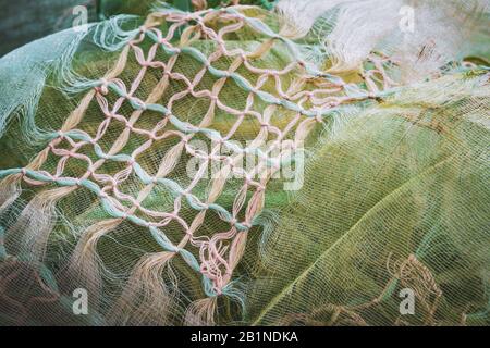 Noeuds Macrame décorant un châle vert froissé Banque D'Images