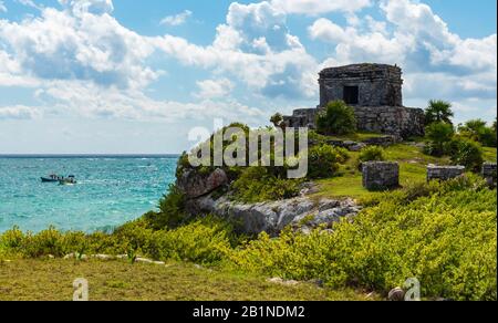 Tulum, Quintana Roo, Mexique - 31 janvier 2019: Vue sur les célèbres ruines mayas de Tulum, avec des touristes visitant le site archéologique Banque D'Images