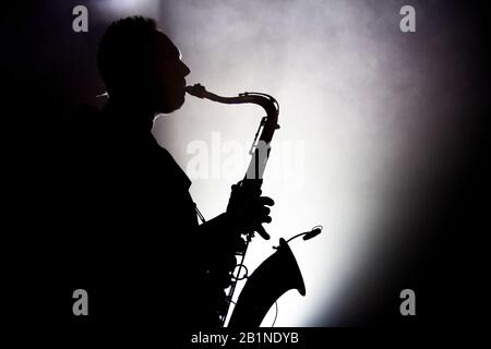 Le groupe de marchage techno auto-décrit de l'Allemagne, Meute, est vu en direct au Hard Club de Porto, Portugal. Banque D'Images