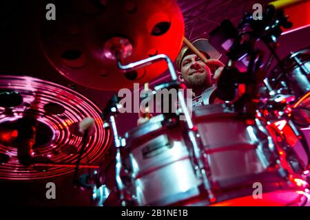 Le groupe de marchage techno auto-décrit de l'Allemagne, Meute, est vu en direct au Hard Club de Porto, Portugal. Banque D'Images