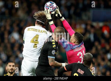 Ederson (Ederson Santana de Moraes) de Manchester City vu en action lors du match de la Ligue des Champions de l'UEFA, tour de 16 première jambe entre Real Madrid et Manchester City au stade Santiago Bernabeu.(score final : Real Madrid 1-2 Manchester City) Banque D'Images