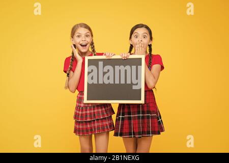 Cours de Cheerleading. L'annexe de l'école. School girls cute pupils uniforme rouge tenir copie tableau noir l'espace. Annonce école concept. Équipe de l'initiative de camarades. Inscrivez-vous le club scolaire. Les élèves de la communauté. Banque D'Images