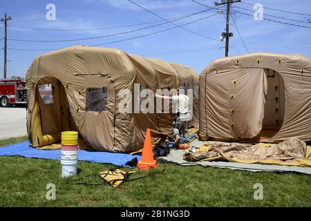 Emporia Kansas, États-Unis, 6 mai 2014 les membres du 73ème CST (WMD) de l'Armée du Kansas et de la Garde nationale aérienne ont mis en place des tentes de décontamination/isolation lors d'une séance d'entraînement CBRN avec le Service des incendies d'Emporia Banque D'Images