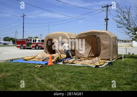 Emporia Kansas, États-Unis, 6 mai 2014 les membres du 73ème CST (WMD) de l'Armée du Kansas et de la Garde nationale aérienne ont mis en place des tentes de décontamination/isolation lors d'une séance d'entraînement CBRN avec le Service des incendies d'Emporia Banque D'Images