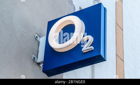 Trèves, ALLEMAGNE - 13 SEPTEMBRE 2019: 2 magasins à TRÈVES. L'O2 est une société européenne de télécommunications spécialisée dans la téléphonie mobile appartenant à Telefonica Banque D'Images