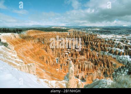 Bryce Canyon National Park, un vaste réserve dans le sud de l'Utah, est connu pour les cheminées de couleur pourpre, qui sont des formations rocheuses en forme de spire. Banque D'Images