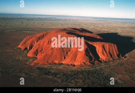 Uluru, ou Ayers Rock, est un monolithe massif de grès au cœur du « Red Centre » aride du territoire du Nord. La ville la plus proche est Alice Spriings Banque D'Images