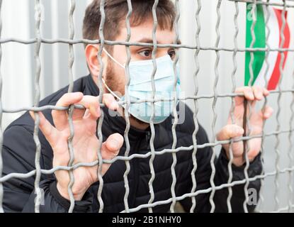 Italie quarantaine, arrêter le coronavirus. Épidémie de propagation du coronavirus en Italie. Nouveau coronavirus en Europe UE. Homme en masque de protection médicale avec italien Banque D'Images