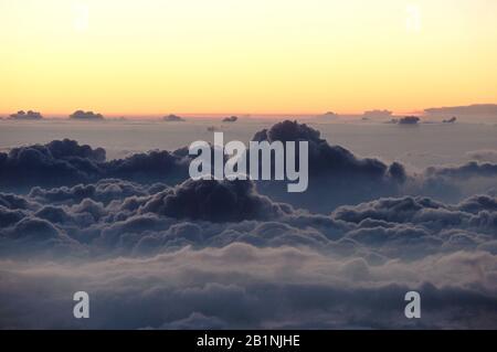 Cumulus nimbus nuages vus du sommet du volcan Mauna Kea, Hawaï. Mauna Kea est la montagne la plus haute au monde, mesurant 10,200 m de hauteur. Banque D'Images